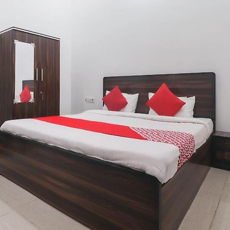 Hôtel Oyo 67215 Shri Hit Radha Bhawan à Vrindāvan Extérieur photo