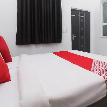 Hôtel Oyo 67215 Shri Hit Radha Bhawan à Vrindāvan Chambre photo